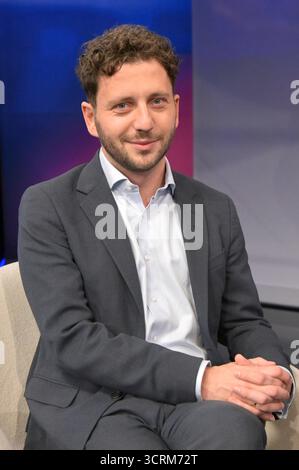 Felix Banaszak in der ARD-Talkshow maischberger im Studio Berlin Adlershof. Berlino, 01.10.2025 *** Felix Banaszak al talk show ARD maischberger in Studio Berlin Adlershof Berlin, 01 10 2025 foto:XM.xBehrensx/xFuturexImagex maischberger0101 5004 Foto Stock