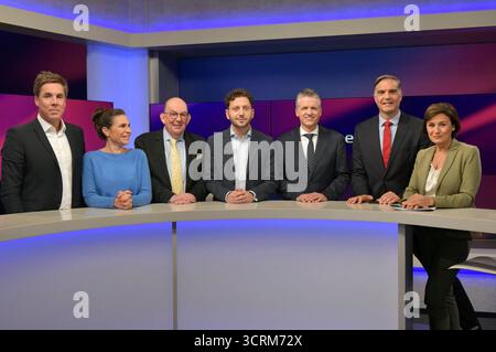 Markus Feldenkirchen, Dagmar Rosenfeld, Denis Scheck, Felix Banaszak, Thorsten Frei, Frederik Pleitgen und Sandra Maischberger in der ARD-Talkshow maischberger im Studio Berlin Adlershof. Berlino, 01.10.2025 *** Markus Feldenkirchen, Dagmar Rosenfeld, Denis Scheck, Felix Banaszak, Thorsten Frei, Frederik Pleitgen e Sandra Maischberger al talk show ARD maischberger in Studio Berlin Adlershof Berlin, 01 10 2025 foto:XM.xBehrensx/xFuturexImagex maischberger0101 5002 Foto Stock