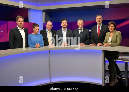 Markus Feldenkirchen, Dagmar Rosenfeld, Denis Scheck, Felix Banaszak, Thorsten Frei, Frederik Pleitgen und Sandra Maischberger in der ARD-Talkshow maischberger im Studio Berlin Adlershof. Berlino, 01.10.2025 *** Markus Feldenkirchen, Dagmar Rosenfeld, Denis Scheck, Felix Banaszak, Thorsten Frei, Frederik Pleitgen e Sandra Maischberger al talk show ARD maischberger in Studio Berlin Adlershof Berlin, 01 10 2025 foto:XM.xBehrensx/xFuturexImagex maischberger0101 5001 Foto Stock