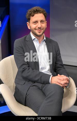 Felix Banaszak in der ARD-Talkshow maischberger im Studio Berlin Adlershof. Berlino, 01.10.2025 *** Felix Banaszak al talk show ARD maischberger in Studio Berlin Adlershof Berlin, 01 10 2025 foto:XM.xBehrensx/xFuturexImagex maischberger0101 5003 Foto Stock