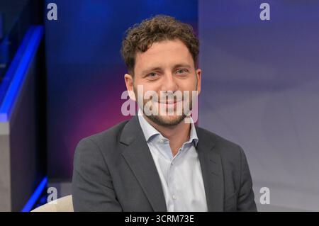 Felix Banaszak in der ARD-Talkshow maischberger im Studio Berlin Adlershof. Berlino, 01.10.2025 *** Felix Banaszak al talk show ARD maischberger in Studio Berlin Adlershof Berlin, 01 10 2025 foto:XM.xBehrensx/xFuturexImagex maischberger0101 5006 Foto Stock