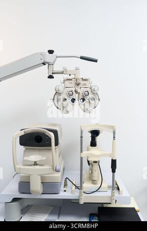 Apparecchiature di optometria che eseguono test di visione ed esami oculistici Foto Stock