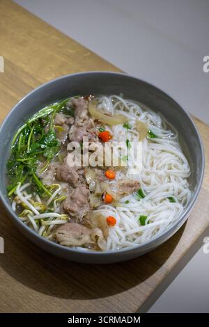 Pò vietnamita con manzo, spaghetti di riso, germogli di soia e foglie di coriandolo Foto Stock