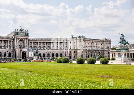 Scene di strada e architettura urbana nel centro di Vienna, con linee di tram, edifici storici e la vita quotidiana della città nella capitale austriaca Foto Stock