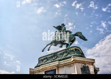Statua equestre dell'Arciduca Carlo a Heldenplatz, Vienna, Austria, un monumento importante vicino al Palazzo Hofburg Foto Stock