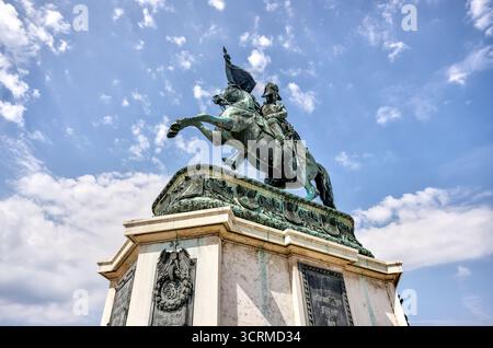 Statua equestre dell'Arciduca Carlo a Heldenplatz, Vienna, Austria, un monumento importante vicino al Palazzo Hofburg Foto Stock