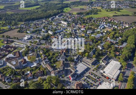 Vista aerea, centro Herringen, centro commerciale Herringen con supermercato DM, Edeka Weber e Aldi, chiesa protestante Sankt-Viktor-Kirche, sul retro Foto Stock