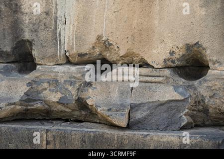 Frammento di un muro di pietra di un antico tempio fatto di tufo, Garni, Armenia Foto Stock
