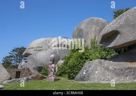 L'acquario Marin n Tregastel è straordinariamente incastonato nel caos delle rocce di granito rosa della Cote de Granit Rose, con la scritta su un ro Foto Stock
