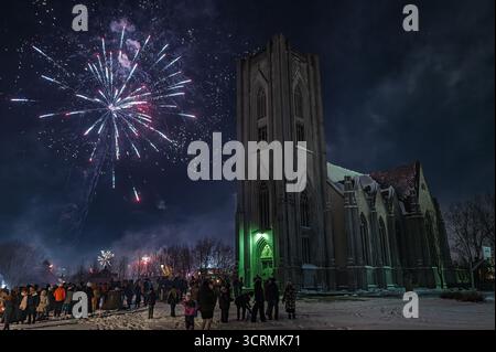 Vigilia di Capodanno atLandakotskirkja (Cattedrale di Cristo Re), Reykjavík - 1929 basilica neo-gotica cattolica di Guðjón Samúelsson a Vesturbær, Islanda Foto Stock