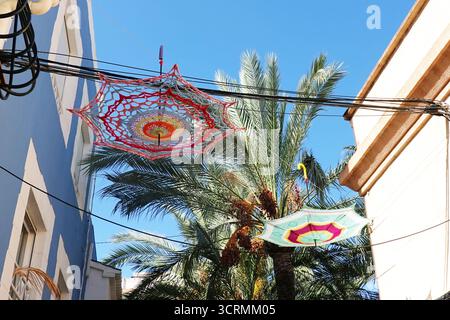 Strade decorate nel centro storico di Calpe Foto Stock