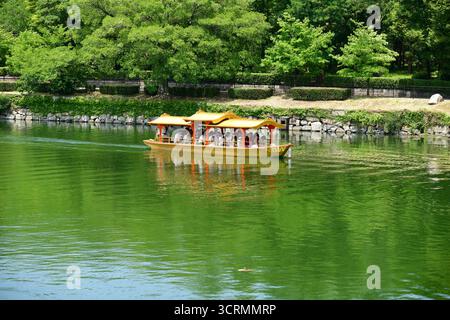 Turisti nella Osaka-jo Gozabune Boat, Giappone Foto Stock