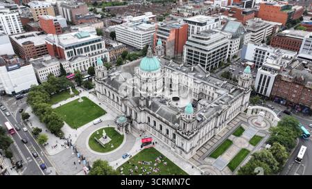 Vista aerea del municipio di Belfast, con la sua magnifica cupola, torri sopra la lussureggiante piazza Donegall nord, nel mezzo della vivace città, Belfast, Irlanda del Nord, Regno Unito. Foto Stock