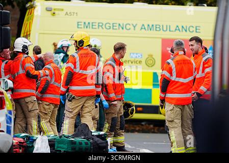 Servizi di emergenza sulla scena di un incidente alla sinagoga della congregazione ebraica di Heaton Park a Crumpsall, Manchester, dove la polizia ha sparato a un sospetto dopo che diverse persone sono state pugnalate e un'auto è stata guidata contro i membri del pubblico. Data foto: Giovedì 2 ottobre 2025. Foto Stock