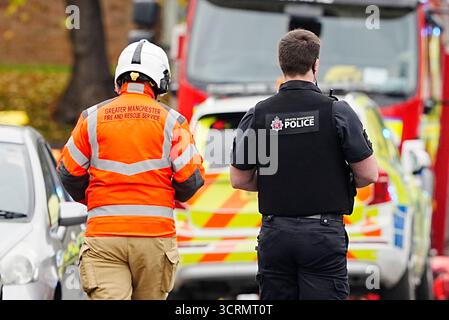 Servizi di emergenza sulla scena di un incidente alla sinagoga della congregazione ebraica di Heaton Park a Crumpsall, Manchester, dove la polizia ha sparato a un sospetto dopo che diverse persone sono state pugnalate e un'auto è stata guidata contro i membri del pubblico. Data foto: Giovedì 2 ottobre 2025. Foto Stock