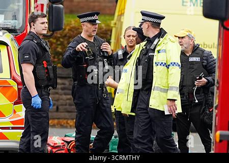 Servizi di emergenza sulla scena di un incidente alla sinagoga della congregazione ebraica di Heaton Park a Crumpsall, Manchester, dove la polizia ha sparato a un sospetto dopo che diverse persone sono state pugnalate e un'auto è stata guidata contro i membri del pubblico. Data foto: Giovedì 2 ottobre 2025. Foto Stock