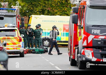 Servizi di emergenza sulla scena di un incidente alla sinagoga della congregazione ebraica di Heaton Park a Crumpsall, Manchester, dove la polizia ha sparato a un sospetto dopo che diverse persone sono state pugnalate e un'auto è stata guidata contro i membri del pubblico. Data foto: Giovedì 2 ottobre 2025. Foto Stock