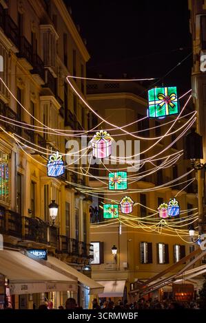 MALAGA, SPAGNA - 21 DICEMBRE 2024: Il centro della città risplende di incantevoli decorazioni natalizie, creando un paese delle meraviglie festose a Malaga, Spagna Foto Stock