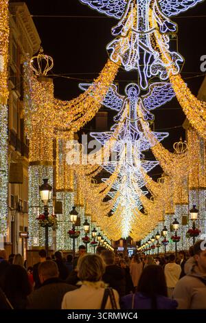 MALAGA, SPAGNA - 21 DICEMBRE 2024: Il centro della città risplende di incantevoli decorazioni natalizie, creando un paese delle meraviglie festose a Malaga, Spagna Foto Stock