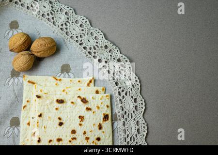 Concetto di celebrazione Pesah (Festa ebraica di Pasqua). Tradizionale matza di focaccia Foto Stock