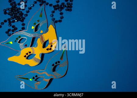 Tre maschere decorative a corona su sfondo blu. Concetto Purim. Foto Stock