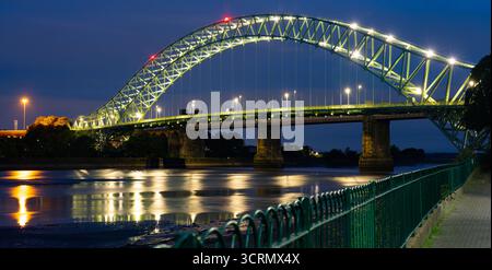 Il Silver Jubilee Bridge attraversa il fiume mersey che collega Runcorn a Widnes nel Cheshire. Immagine scattata nell'agosto 2025. Foto Stock