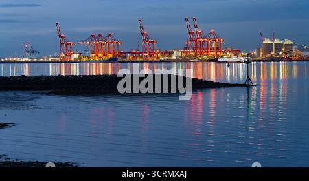 Seaforth Container Terminal, Liverpool, visto dall'altra parte del fiume Mersey a New Brighton il 29 settembre 2025. Foto Stock