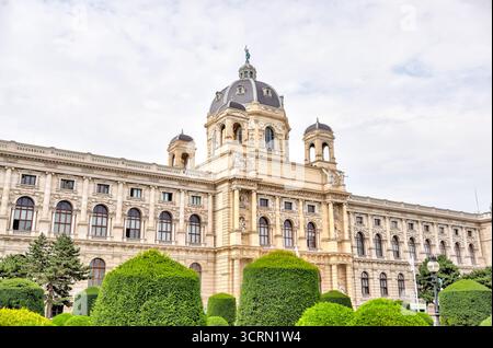 Scene di strada e architettura urbana nel centro di Vienna, con linee di tram, edifici storici e la vita quotidiana della città nella capitale austriaca Foto Stock