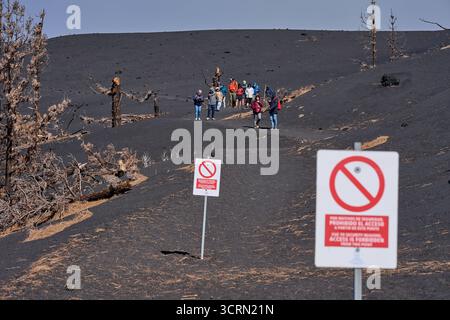 La Palma Tajogaite-Vulkan Tajogaite-Vulkan auf la Palma. Der Tajogaite-Vulkan entstand durch einen fast dreimonatigen Vulkanausbruch von September bis Dezember 2021. Durch den Vulkanausbruch wurde eine grosse Zahl von Haeusern in Doerfern und Siedlungen der Gemeinden El Paso, Los Llanos de Aridane und Tazacorte zerstoert und weite Teile landwirtschaftlich genutzter Flaeche mit Lava und Asche bedeckt. Mittlerweile Darf in einem Teil der Gegend um den Vulkan in Begleitung von orts- und fachkundiger Leitung wieder gewandert werden, Wenn Die Gaskonzentration in der Gegend gering ist. Im Bild: Eine Foto Stock
