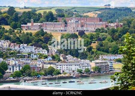 Veduta del Britannia Royal Naval College (BRNC Dartmouth) seduto orgogliosamente su colline ricoperte di alberi che si affacciano sul fiume Dart, South Hams, Devon Inghilterra Regno Unito Foto Stock