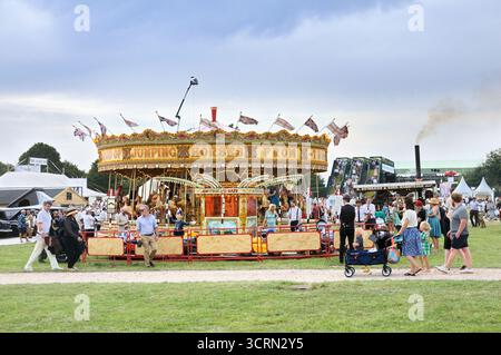 Giostra vintage presso il famoso Goodwood Revival, West Sussex, Inghilterra, Regno Unito. Giostre, giostra. Foto Stock