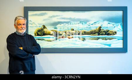 The Scottish Gallery, Edimburgo, Scozia, Regno Unito, 02 ottobre 2025, 50 anni di Naboland e della famiglia Behrens: Reinhard Behrens ha creato un universo alternativo, Naboland, nei suoi dipinti negli ultimi 50 anni in una nuova mostra. La mitica terra di Naboland offre spedizioni sottomarine, paesaggi marini da sogno e cartografie fantasiose. Nella foto: Reinhard Behrens con alcune delle sue opere d'arte. Crediti: Sally Anderson/Alamy Live News Foto Stock