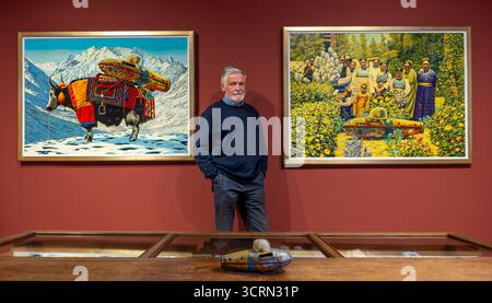 The Scottish Gallery, Edimburgo, Scozia, Regno Unito, 02 ottobre 2025, 50 anni di Naboland e della famiglia Behrens: Reinhard Behrens ha creato un universo alternativo, Naboland, nei suoi dipinti negli ultimi 50 anni in una nuova mostra. La mitica terra di Naboland offre spedizioni sottomarine, paesaggi marini da sogno e cartografie fantasiose. Nella foto: Reinhard Behrens con alcune delle sue opere d'arte. Crediti: Sally Anderson/Alamy Live News Foto Stock