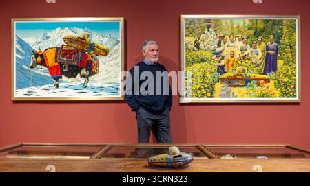 The Scottish Gallery, Edimburgo, Scozia, Regno Unito, 02 ottobre 2025, 50 anni di Naboland e della famiglia Behrens: Reinhard Behrens ha creato un universo alternativo, Naboland, nei suoi dipinti negli ultimi 50 anni in una nuova mostra. La mitica terra di Naboland offre spedizioni sottomarine, paesaggi marini da sogno e cartografie fantasiose. Nella foto: Reinhard Behrens con alcune delle sue opere d'arte. Crediti: Sally Anderson/Alamy Live News Foto Stock