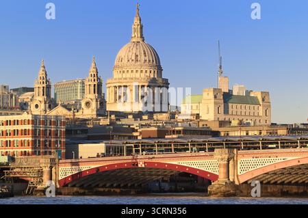 La famosa cupola della cattedrale di St Paul con il ponte Blackfriars e la stazione che attraversa il Tamigi. Vista da South Bank. Città di Londra, Inghilterra, Regno Unito Foto Stock