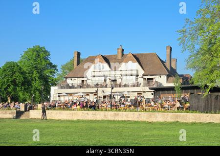 Persone che si godono un drink all'aperto sotto il sole al rinnovato Tattenham Corner pub, Young's pubs / Young & Co.'s Brewery, Epsom Downs, Surrey, Inghilterra, Regno Unito Foto Stock