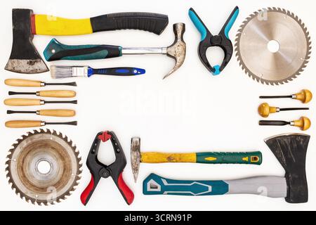 Disposizione piatta di attrezzi manuali nuovi e usati su sfondo bianco. Ampia collezione di utensili e punte disposti su bianco. Foto Stock