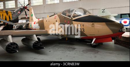 BAC Strikemaster, nella livrea della Royal Saudi Airforce, in mostra statica all'IWM Duxford. Foto Stock