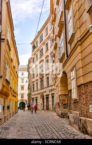 Scene di strada e architettura urbana nel centro di Vienna, con linee di tram, edifici storici e la vita quotidiana della città nella capitale austriaca Foto Stock