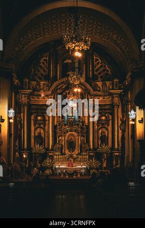 Altare maggiore barocco all'interno della Chiesa di San Pedro, Lima, Perù. Foto Stock
