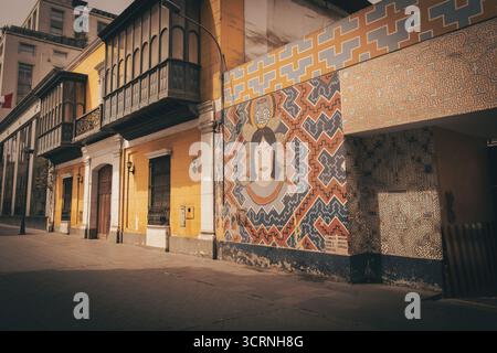Colorati murali e balconi tradizionali nella storica Lima, Perù. Foto Stock