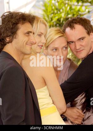 Cast di Kill Bill 2 Daryl Hannah, Uma Thurman e Quentin Tarantino alla photocall Kill Bill volume 2 durante il Festival di Cannes. Francia, 16 maggio 2004 Foto Stock