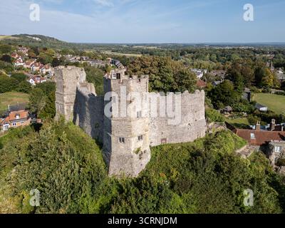 LEWES, EAST SUSSEX, INGHILTERRA - 7 SETTEMBRE 2025: Vista aerea mostra il castello di Lewes nell'East Sussex, Inghilterra Foto Stock