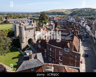 LEWES, EAST SUSSEX, INGHILTERRA - 7 SETTEMBRE 2025: La porta Barbican al Castello di Lewes nell'East Sussex, Inghilterra, è una porta fortificata in pietra Foto Stock