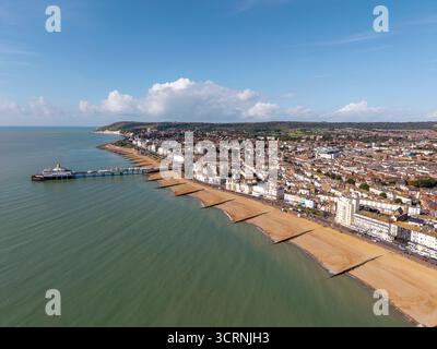 EASTBOURNE, EAST SUSSEX, INGHILTERRA - 8 SETTEMBRE 2025: Eastbourne Pier and Town, East Sussex, Inghilterra Foto Stock