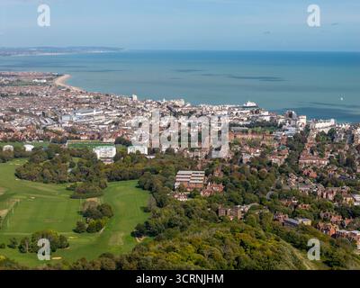 EASTBOURNE, EAST SUSSEX, INGHILTERRA - 8 SETTEMBRE 2025: Vista aerea, città di Eastbourne e la sua costa nell'East Sussex, Inghilterra Foto Stock