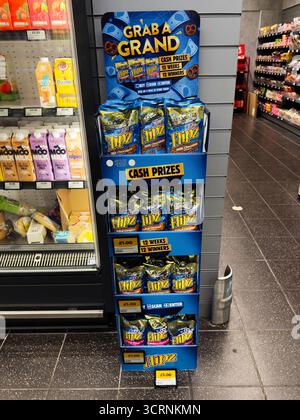 Manchester, Regno Unito - 25 settembre 2025: Mostra Lipz blu con snack e cartellonistica in un negozio del Regno Unito. Foto Stock
