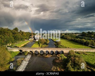 Splendidi cieli arcobaleno e tempestosi su Slane nella contea di Meath, Repubblica d'Irlanda Foto Stock