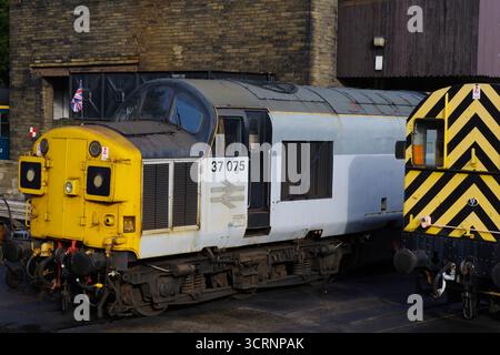 37 075, BR, tipo 3, Classe 37, CO-CO, diesel, elettrico, D0266, Keighley & Worth Valley Railway, West Yorkshire, Inghilterra, Regno Unito, Foto Stock