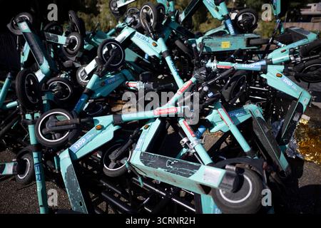 Ausstellung Â die Moeglichkeit der UnvernunftÂ , Jan Boehmermann DEU, Deutschland, Germania, Berlino, 29.09.2025 installazione e-Scooter mit - dem demokratischen Verkehrsmittel Zitat Böhmermann als sog. Scooternest , aufgestapelte Roller sollen ihre pseudo-natürliche Aufzucht humoristisch veranschaulichen, direkt neben einer Jelbi-Station im Rahmen der Ausstellung Â die Moeglichkeit der UnvernunftÂ vor dem Haus der Kulturen der Welt HKDW Kongresshalle a Berlino Germania . Jan Boehmermann , deutscher Fernsehmoderator und Satiriker ,und die Gruppe Royale vom ZDF Magazin Royale besetzen vom 2 Foto Stock